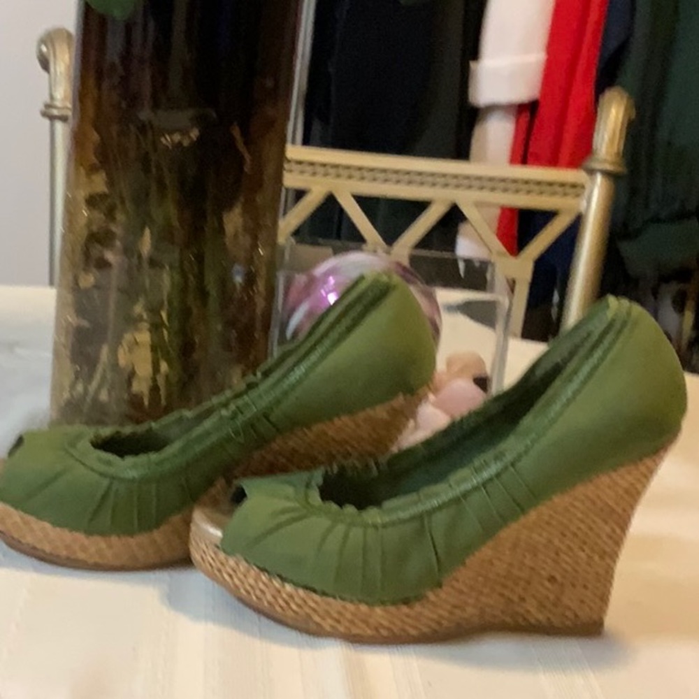 Shoes - Picture 2 of 7
